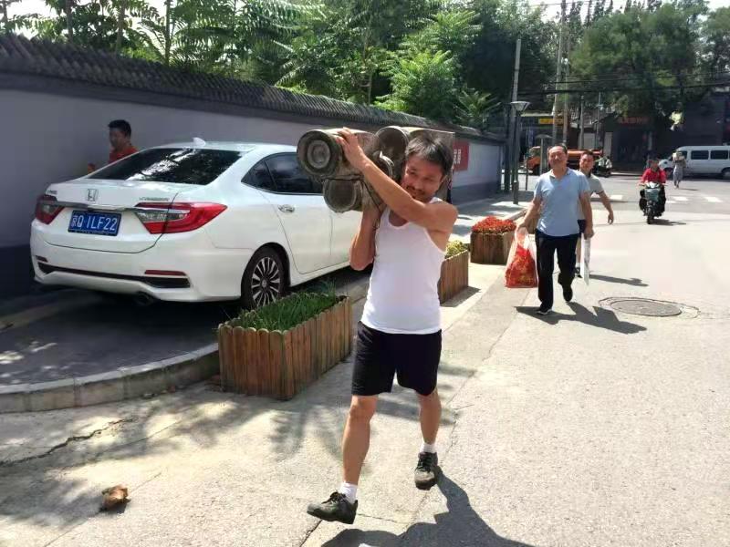 把热血真情融入绿水青山