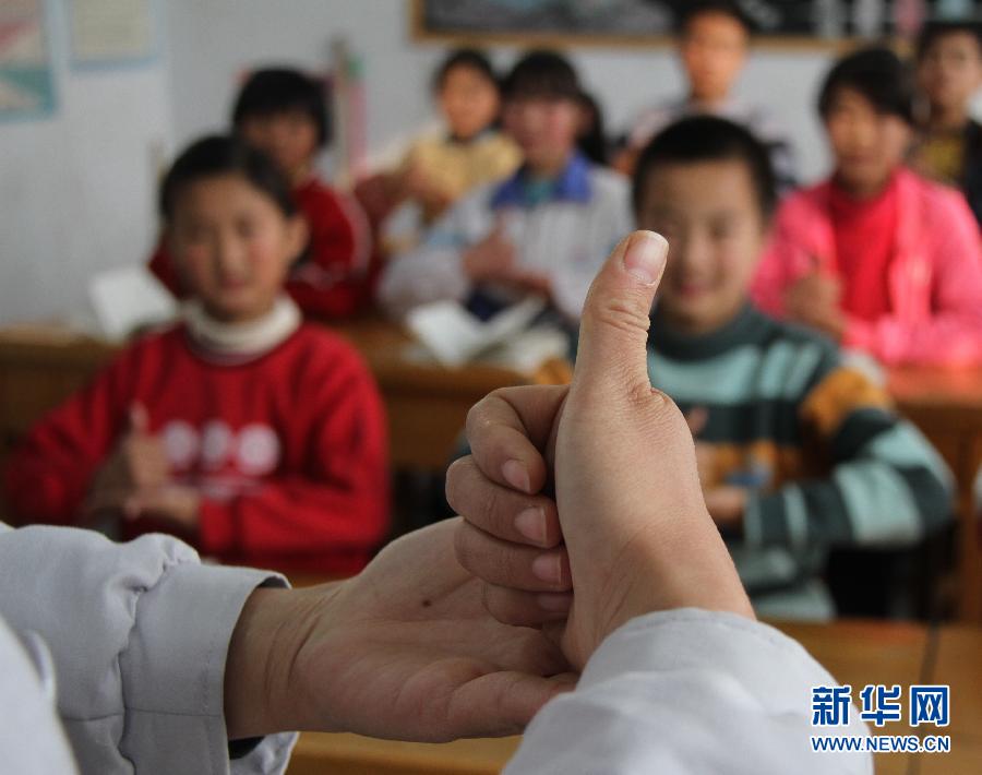 他用手语教英语，让听障生过四级
