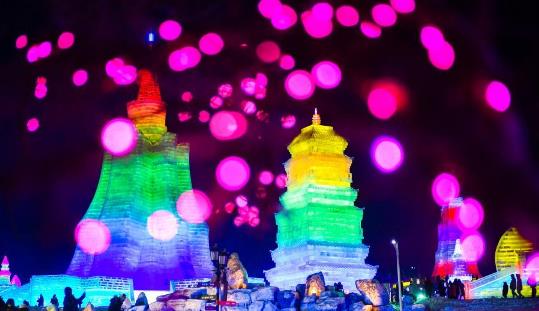 长春：夜幕下的“冰雪梦境”