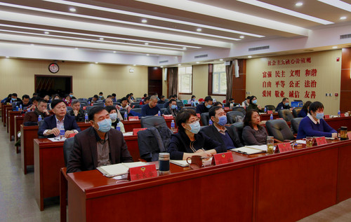 委员们认真听取宣讲报告 委员们认真听取宣讲报告