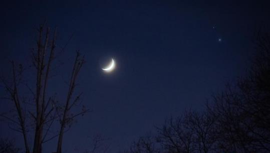 一弯寒月伴双星