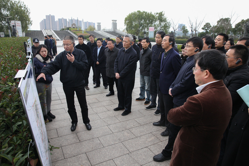 市政协中共界别活动组委员调研镜湖核心区建设情况，市政协领导以界别委员身份参加调研。（摄影 韩婷婷）