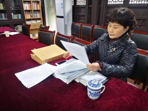 屠剑虹委员正着手准备一场委员会客厅活动。（摄影 徐翱翔）
