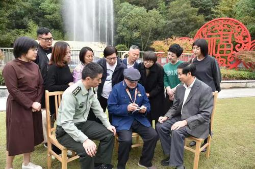 市政协党员委员带领“80后”委员看望抗美援朝老战士，听烽火往事、树家国情怀。（摄影 傅亚男）