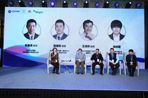 图八：讨论环节：左起 崔丽英教授、王佳伟教授、张星虎教授、黄德晖教授、杨启慧患者代表