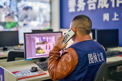 一位海笛联勤队员正在工作　本报记者　顾磊　摄