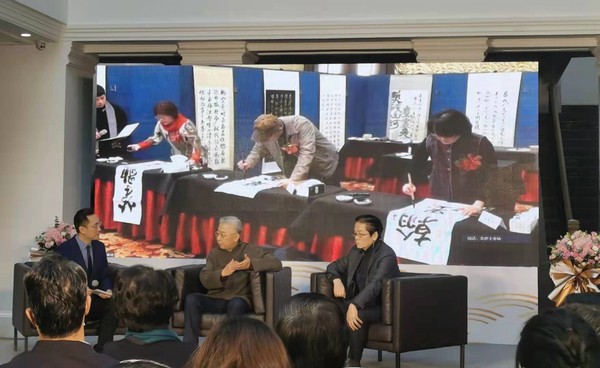 北京书法家协会副主席孟繁禧（右2）、杨广馨（右1）与台湾书法家探讨书法艺术与创作。修菁　摄