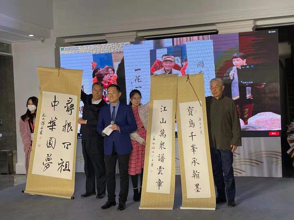 两岸书法家展示互赠的墨宝，表达对同胞的深情和希望两岸关系和平发展的共同心愿。　修菁 摄