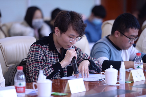 学生李研