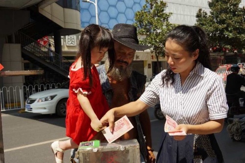 “板车哥”在街头募捐