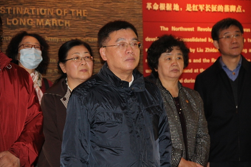 视察团在延安革命纪念馆考察