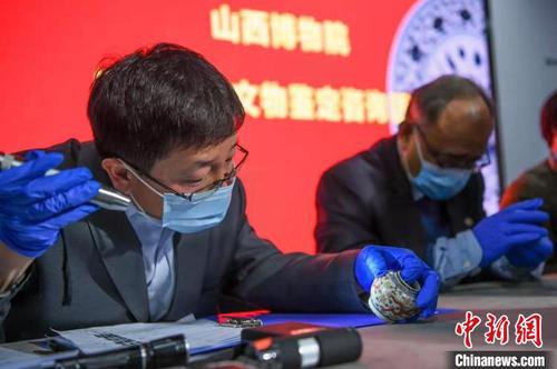 此次活动是陶瓷类专场，十余名民间收藏爱好者带来40余件藏品。　武俊杰　摄