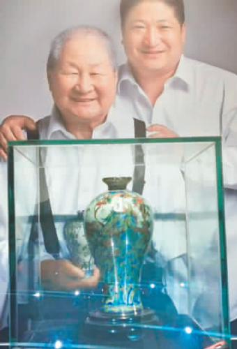 熊松涛（右一）和父亲合影。资料图片