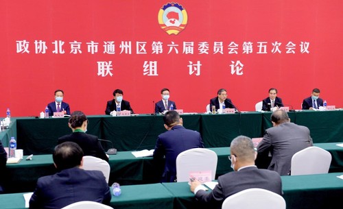委员们和区委书记“面对面”讨论。人民政协报 人民政协网  记者 田福良 摄