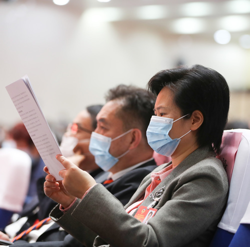 委员们认真听取报告。覃文宇摄