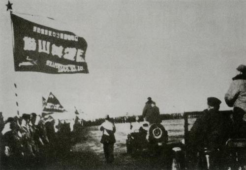 1949年3月25日，毛泽东在西苑机场阅兵。图为检阅“塔山英雄团”。