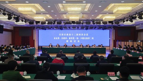 广西壮族自治区政协十二届四次会议农业界、妇联界、教育界一组、少数民族界二组联组讨论会场。 覃文宇摄