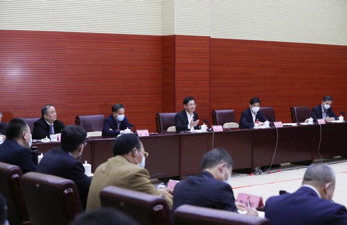 广西壮族自治区政协十二届四次会议经济界一组、工商联、科协、科技界二组联组讨论会场。 覃文宇摄