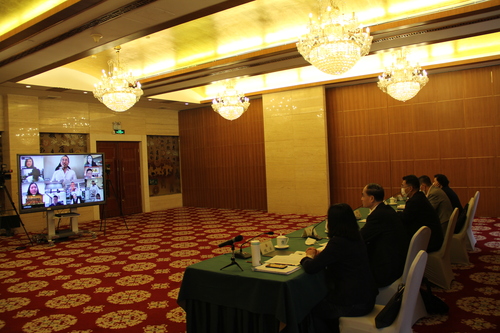 受疫情影响，34位港澳地区天津市政协委员无法来津参加“两会”，市政协十四届四次会议大会秘书处通过网络视频、线上线下讨论、线上推送报告及解读等方式，为委员履职提供便利，这种方式也得到了港澳委员的高度认可，大家心系天津、隔空履职，热情高涨，会场气氛十分活跃。