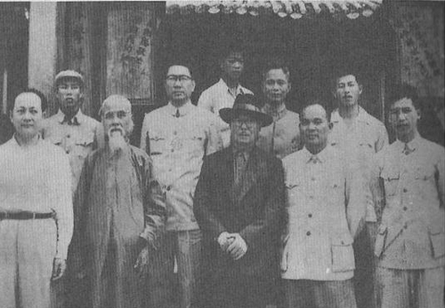 1957年元旦陈嘉庚利用假日休息时间，到邻近各县区考察。图为视察晋江南安时在石井镇郑成功祖祠留影。