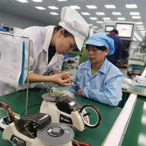 徐林妹在指导生产线员工(72770)-20210129085526_爱奇艺