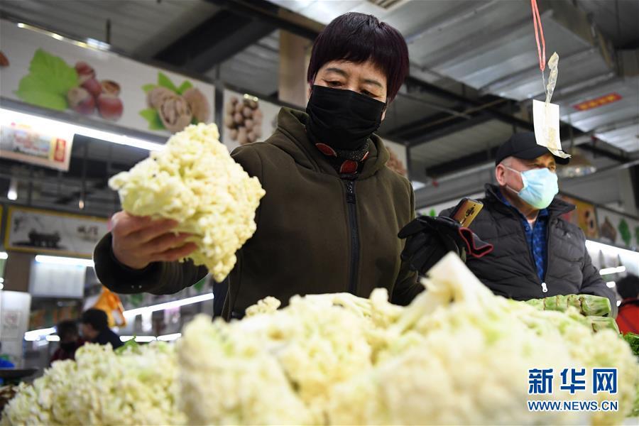 稳住菜篮子还要看好菜摊子