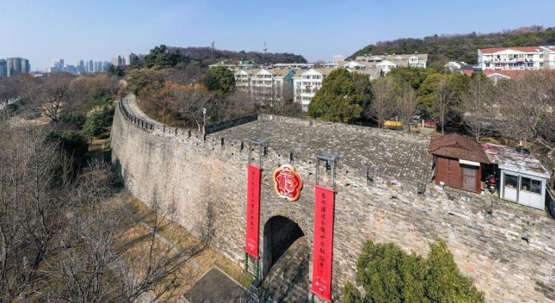 南京：城门挂春联 喜庆迎新春