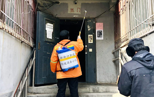 北草厂社区工作人员正在进行楼道消杀工作。人民网 王紫摄