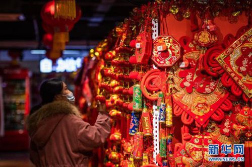 2月2日，市民在贵阳一超市选购新春年货商品。新华社记者 陶亮 摄