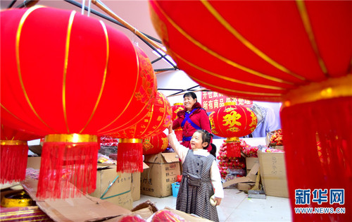 　　春节临近，云南省弥勒市城区市场年味浓，文化用品购销两旺，市民纷纷购买红灯笼，过个红火年。新华网发（普佳勇摄影报道）