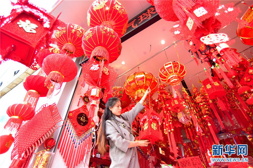 　　春节临近，云南省弥勒市城区市场年味浓，文化用品购销两旺4。新华网发（普佳勇 摄）