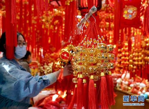 　　2月6日，市民在豫园挑选节庆饰品。