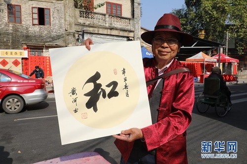 今年是他写挥春的第八个年头