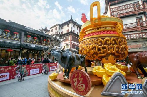 　　2月7日，市民在上海豫园观赏牛年主题景观。