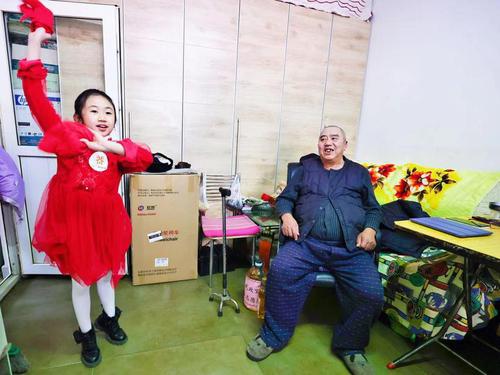 “一度温暖”朝阳门微心愿行动关爱居家老人。 贾宁 张维民 摄