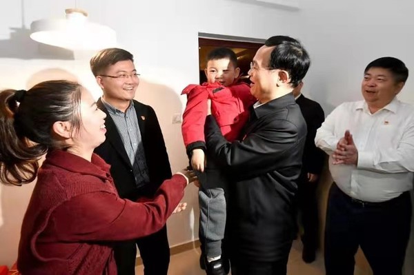 林宝金慰问2020年市引进生纪浩鹏一家。
