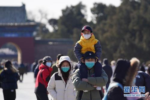 　　2月17日，一个小朋友跟随家人在天坛公园参观游览。新华社记者 鞠焕宗 摄4