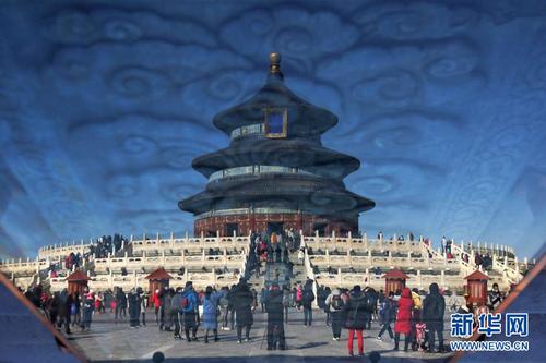 　　这是2月17日通过玻璃反光拍摄的游客在天坛公园参观游览（照片旋转180度）。新华社记者 鞠焕宗 摄5