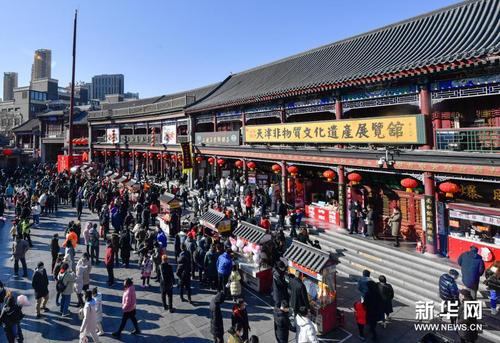 2月17日，游客在天津古文化街参观游览。1
