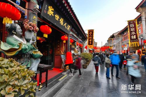 2月17日，游客在天津古文化街参观游览。新华社发（孙凡越摄）3