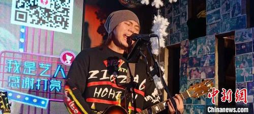 黄雅各正在进行驻唱演出。受访者供图
