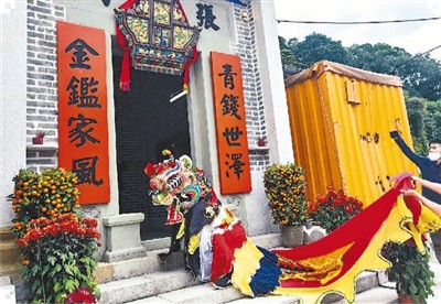 图为“舞麒麟”表演队到村内宗祠表演。