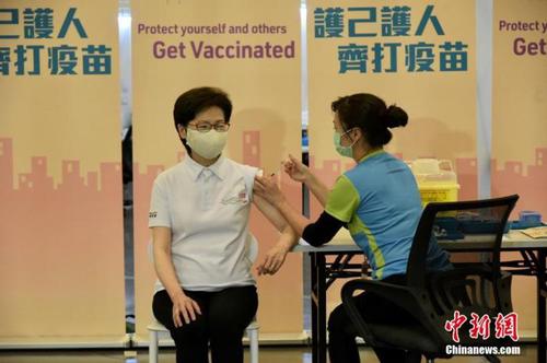 2月22日下午，香港特区行政长官林郑月娥联同香港特区政府多名司局长，在设于香港中央图书馆展览馆的社区疫苗接种中心接种科兴新冠疫苗。图为林郑月娥接种疫苗。 中新社记者 李志华 摄