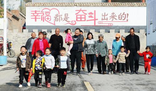 本报记者 贾宁 摄 河南省开封市兰考县仪封镇代庄村以发展产业、振兴乡村为统领，闯出了一条助民致富、稳定脱贫奔小康的新路子。