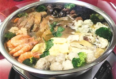 卢玮亮打包买回的盆菜。（受访者供图）