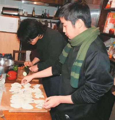翁武旗的孩子们在家包水饺。（受访者供图）