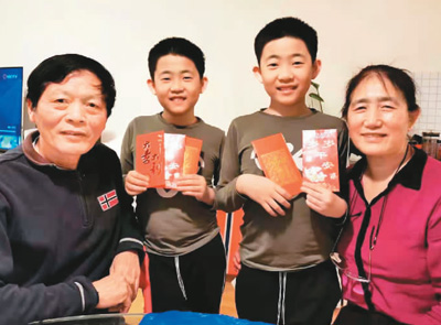 图为今年除夕，马列（左一）和家人合影。