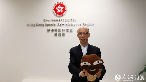 香港特区政府环境局局长黄锦星接受采访。沈婧婕 摄