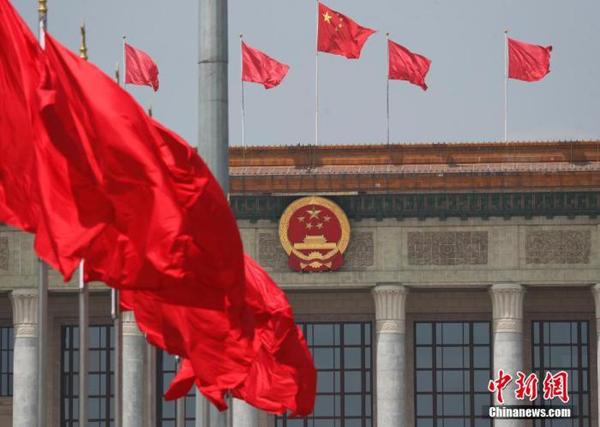 资料图：天安门广场上红旗飘扬。 中新社记者 杜洋 摄