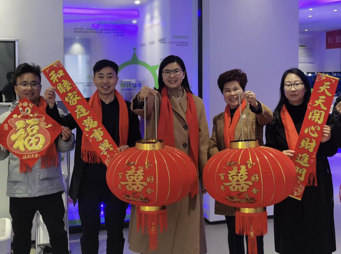 顾云蕾委员与就地过年的员工一起贴春联、挂灯笼